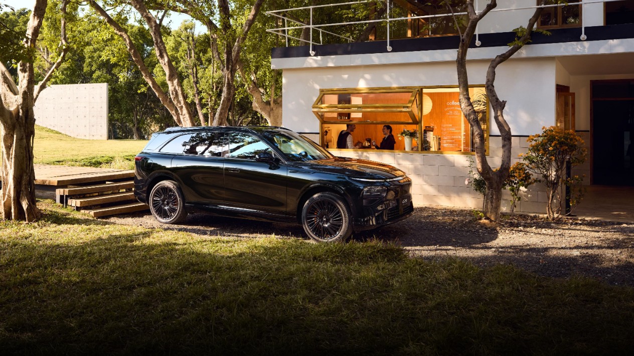 SUV devant une maison, sécurité 5 étoiles Euro NCAP