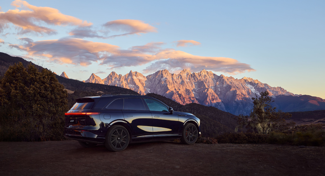 Bandeau LED arrière suspendu et lignes aérodynamiques