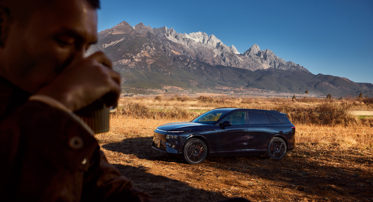 Silhouette fastback avec long porte-à-faux avant et poignées affleurantes